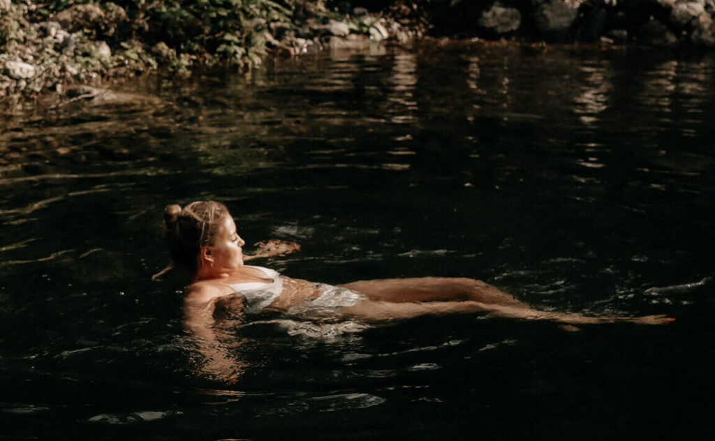 Frau badet in Natur