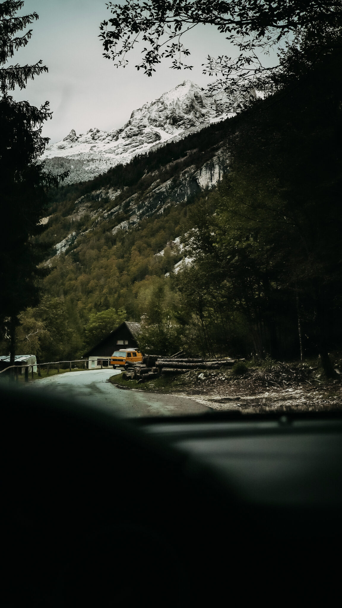 Autofahrt durch Berge und Wälder
