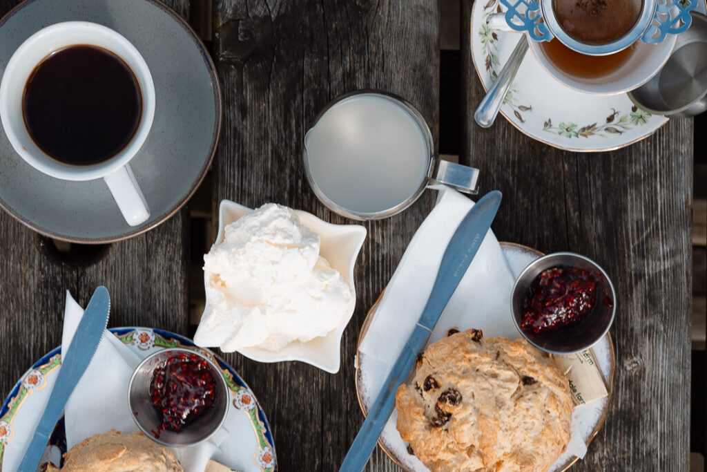 Foto aus der Vogelperspektive von Scones und Tea bei Birnam in Schottland