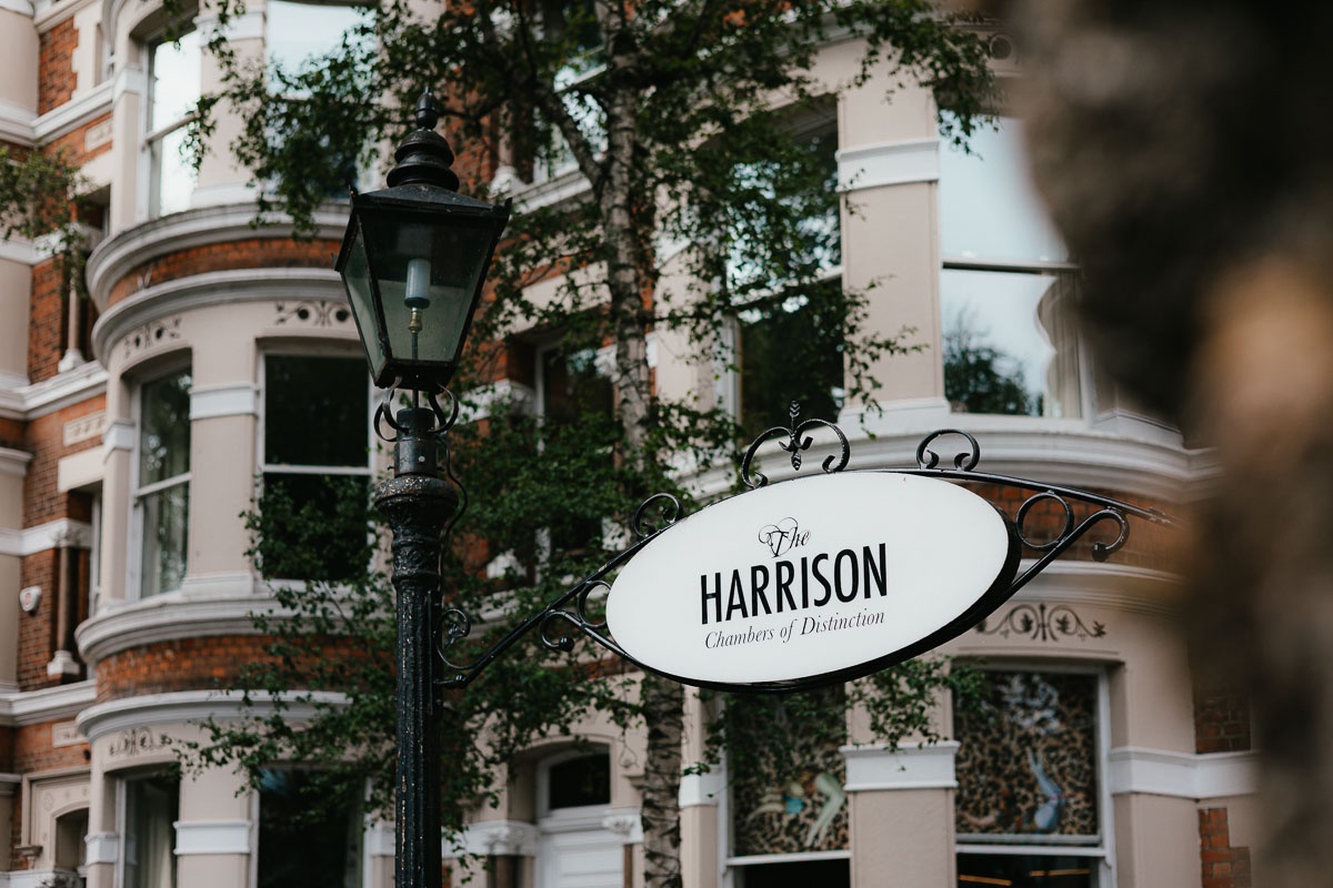 Eingang des Boutique Hotels The Harrison Belfast mit Hotelschild am viktorianischen Stadthaus
